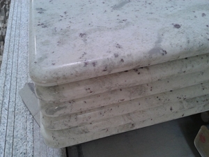 pulido de encimeras de granito blanco andromeda con protector contra salpicaduras
