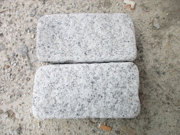 g601 guijarro de granito blanco caído