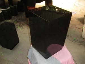 Piedra sepulcral conmemorativa de la urna del granito negro indio del sepulcro