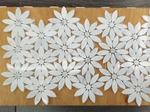 Forma de la flor del azulejo de mosaico de mármol blanco de Carrara
