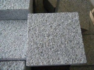 Adoquín de granito flameado g654