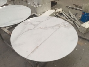 mesa de mármol blanco calacatta pulido