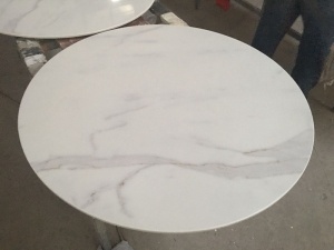 mesa de mármol blanco calacatta pulido