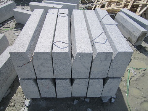 Los requisitos básicos para el bordillo de piedra en el sitio de construcción.