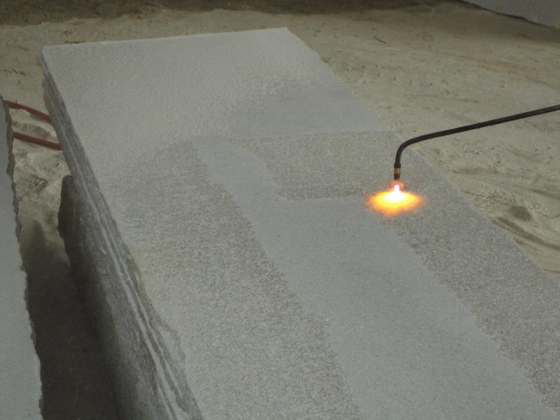 Cómo mantener la superficie flameada acabada en piedra.