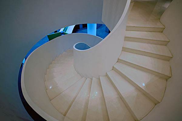 Análisis de ventajas y desventajas de escaleras de mármol y escaleras de granito.